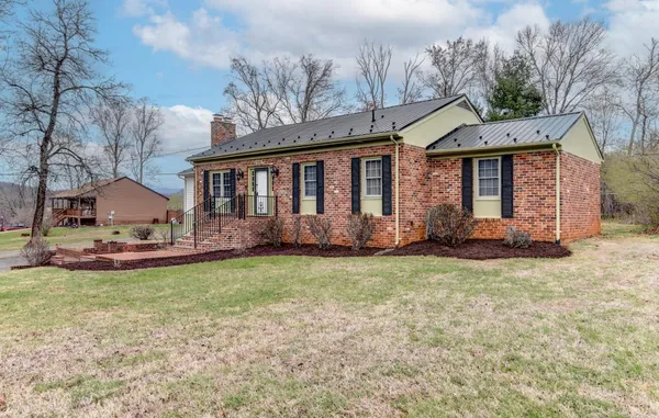 a view of a house with a yard