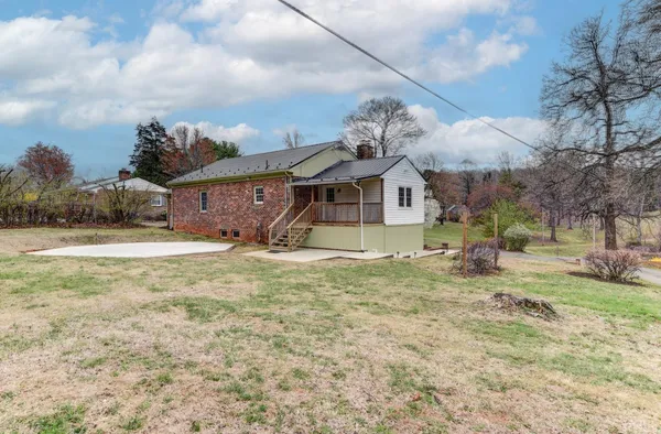 $349,900 | 586 Kenmore Road, Amherst, VA 24521