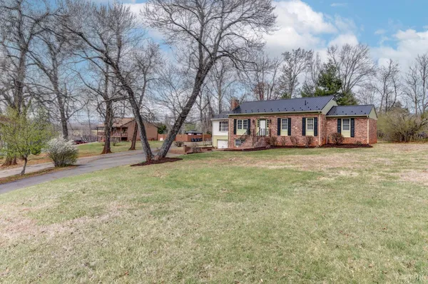 $349,900 | 586 Kenmore Road, Amherst, VA 24521