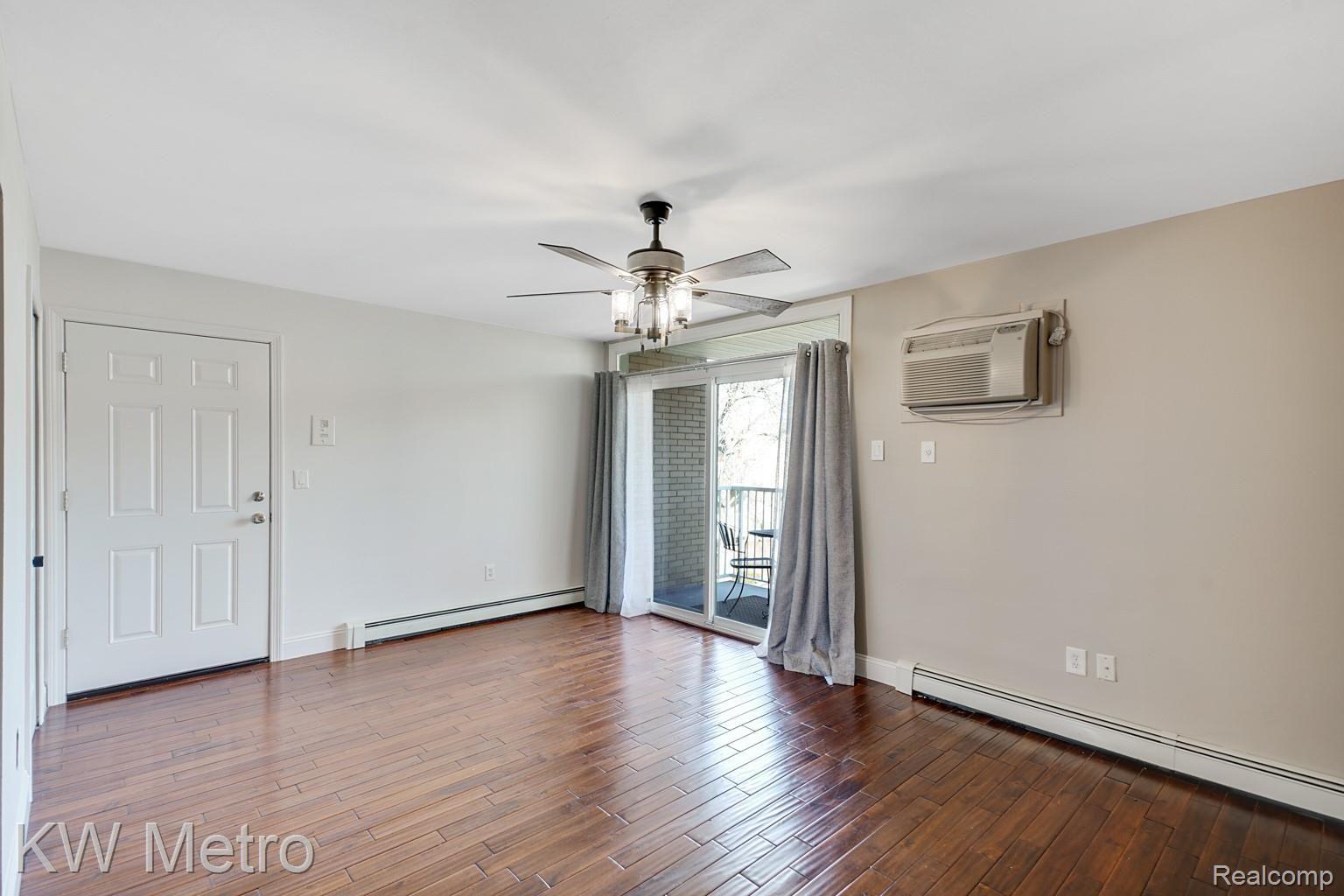 4917 North Crooks Road Royal Oak, MI 48073 - Photo 7 of 13 dsc05847-dsc05849.jpg
