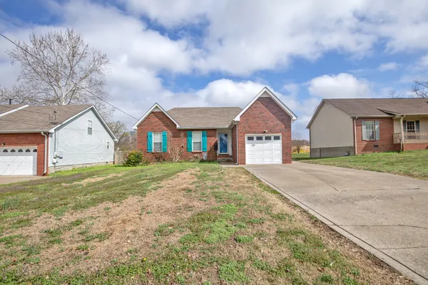 a view of front a house with a yard
