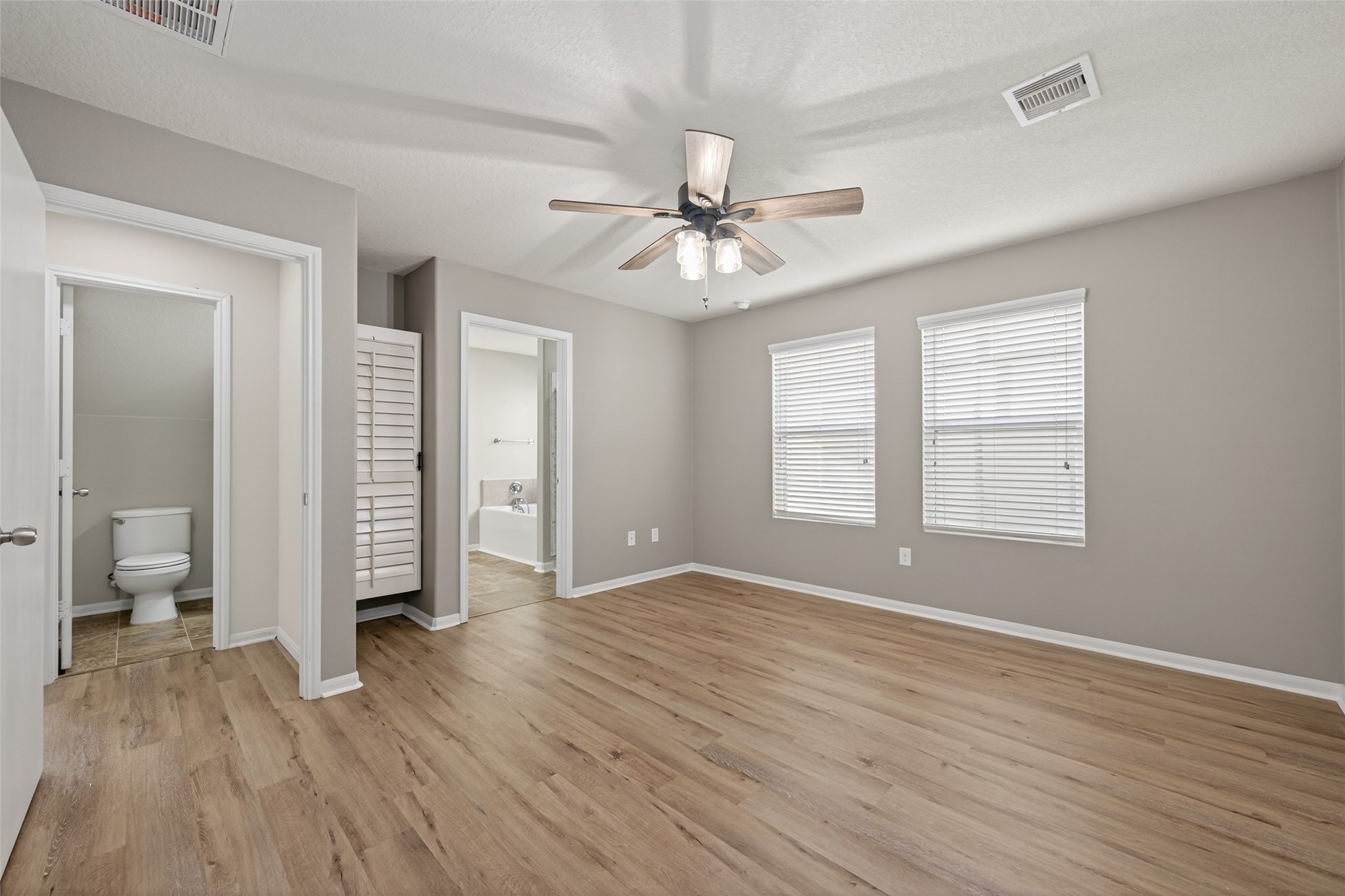 9940 Swallow Drive Conroe, TX 77385 - Photo 12 of 30 Primary Bedroom downstairs with energy efficient ceiling fan.