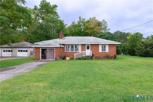 a view of a house with a yard