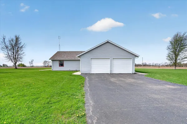 $349,900 | 1936 Hoosier Road, Franklin Grove, IL 61031