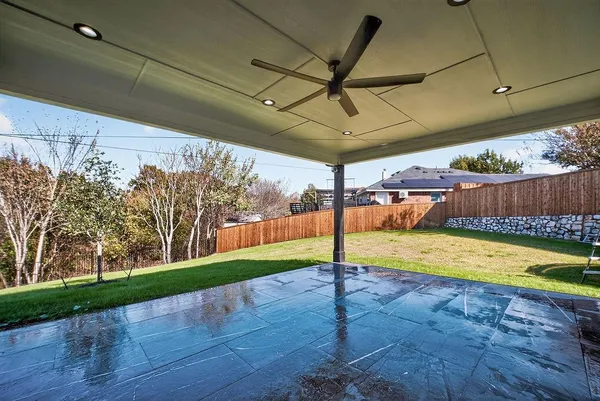 a view of a backyard