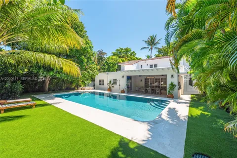 $4,695,000 | 5236 Pine Tree Drive, Miami Beach, FL 33140