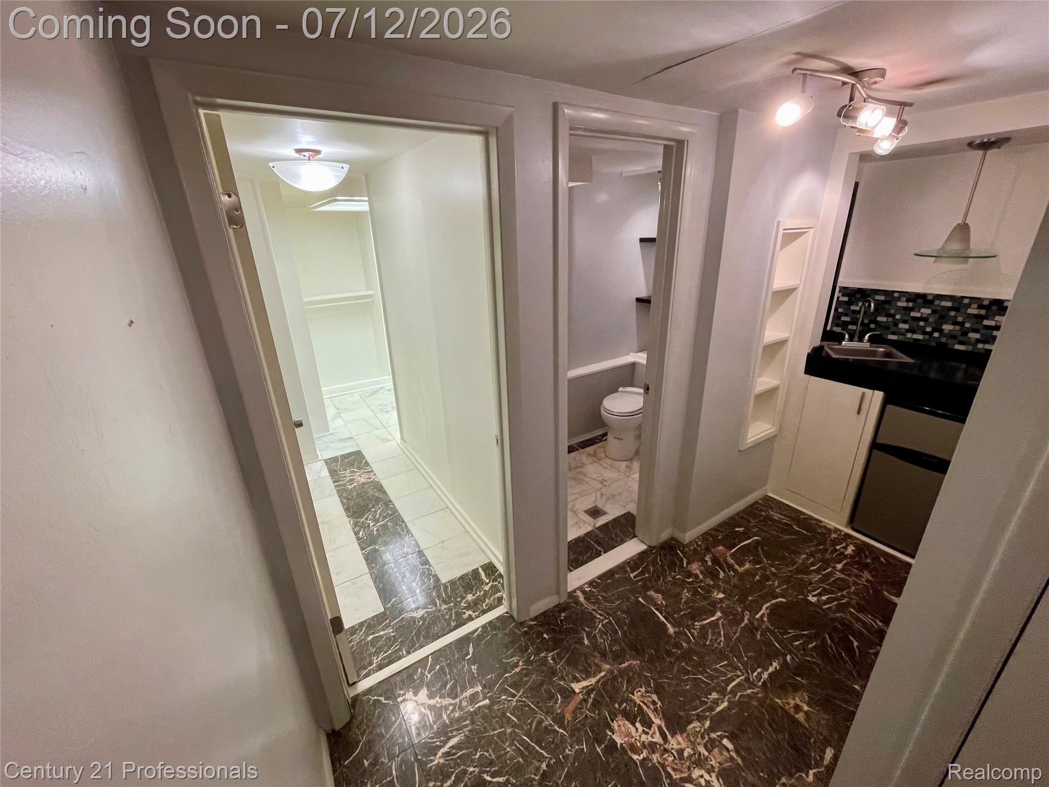 1816 Burning Bush Court Rochester, MI 48309 - Photo 28 of 38 19.jpg