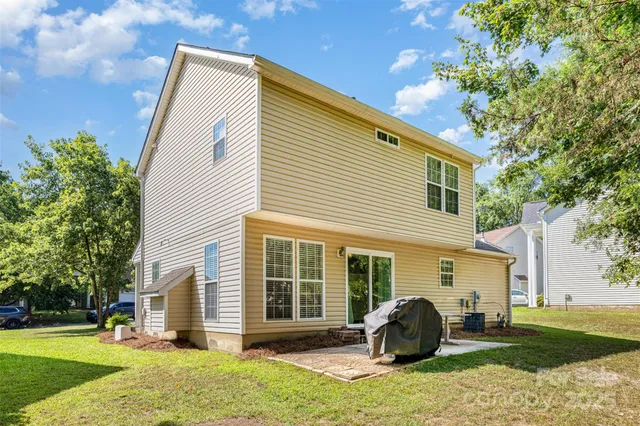 a view of a house with backyard