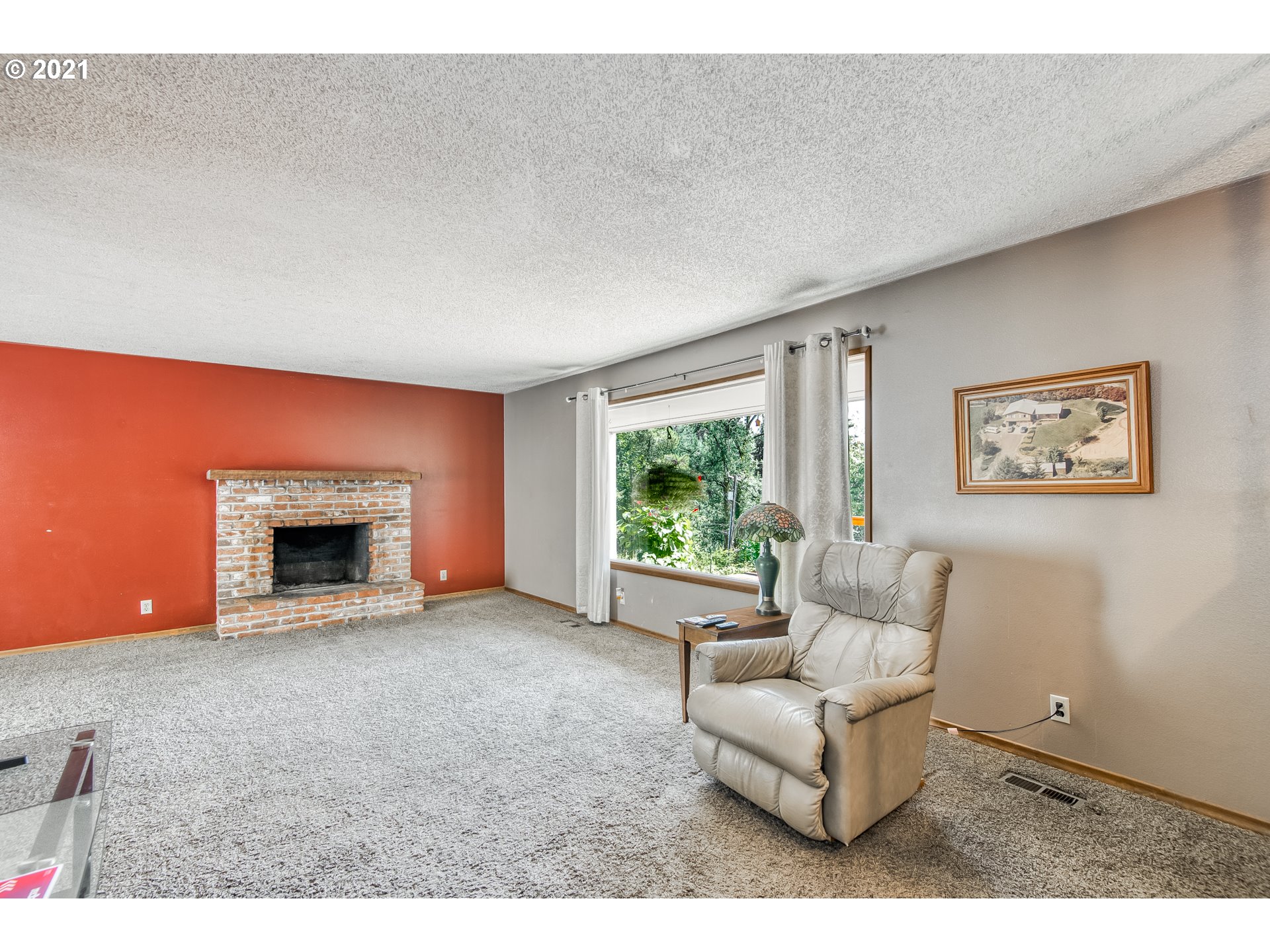 15891 South Maplelane Road Oregon City, OR 97045 - Photo 8 of 32 Living Room