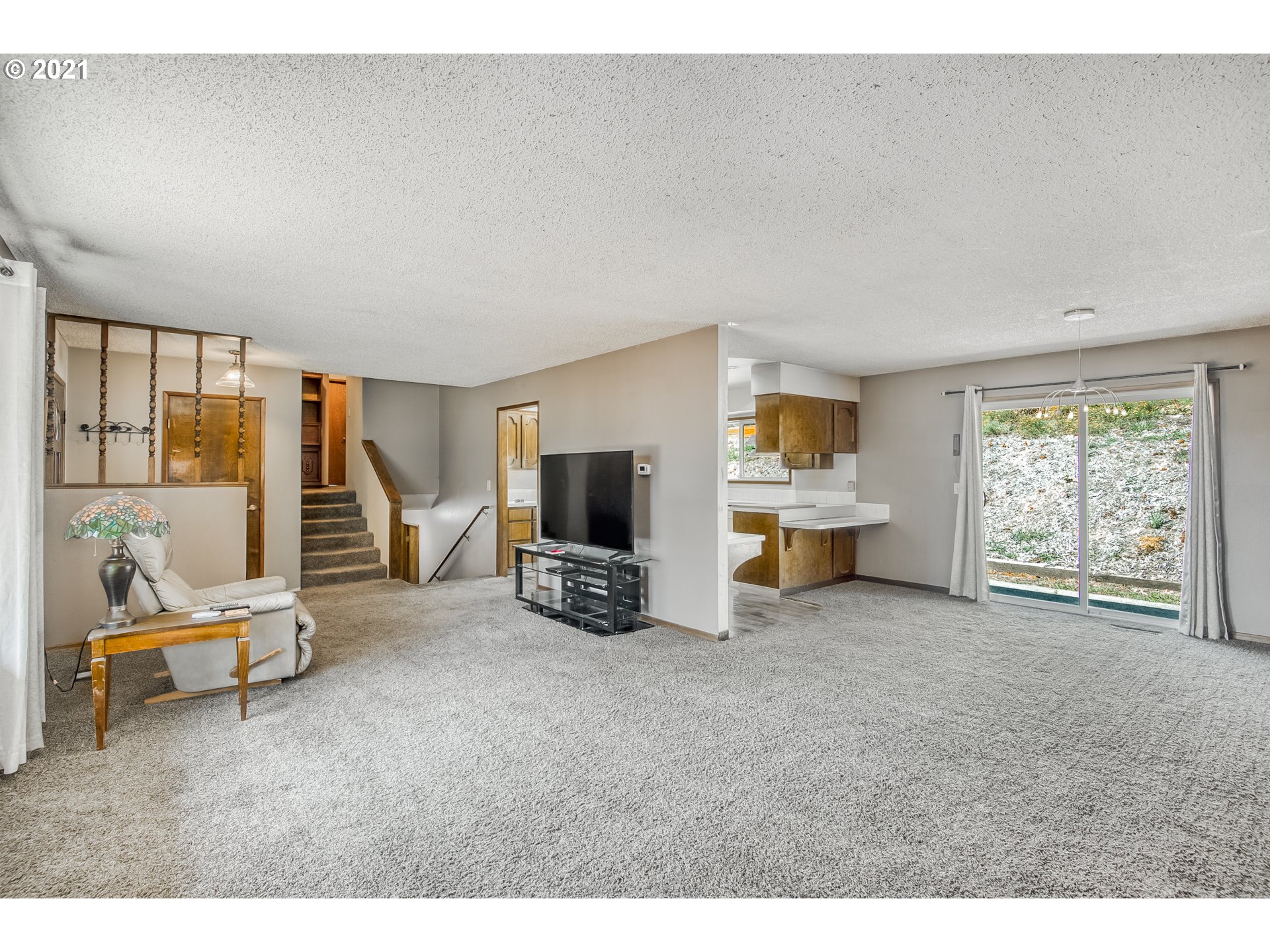 15891 South Maplelane Road Oregon City, OR 97045 - Photo 10 of 32 Living Room/Dining Room
