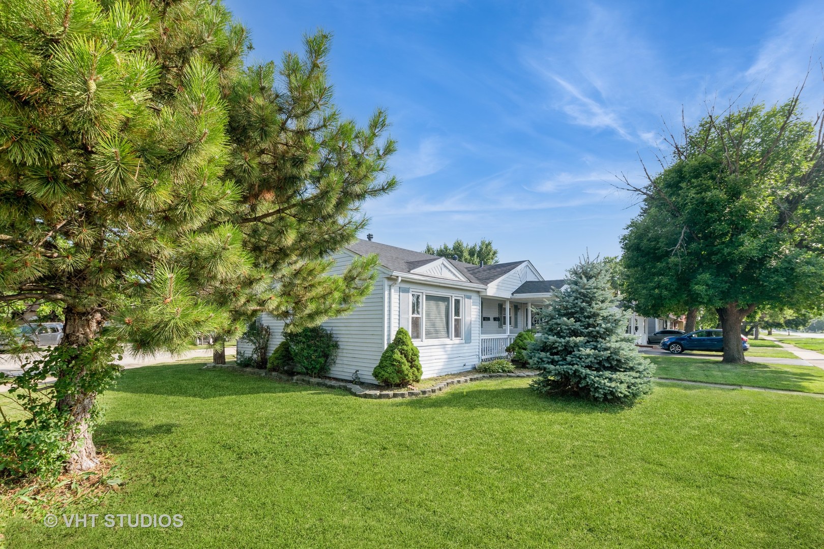 5101 State Road Burbank, IL 60459 - Photo 2 of 16 a front view of a house with a yard