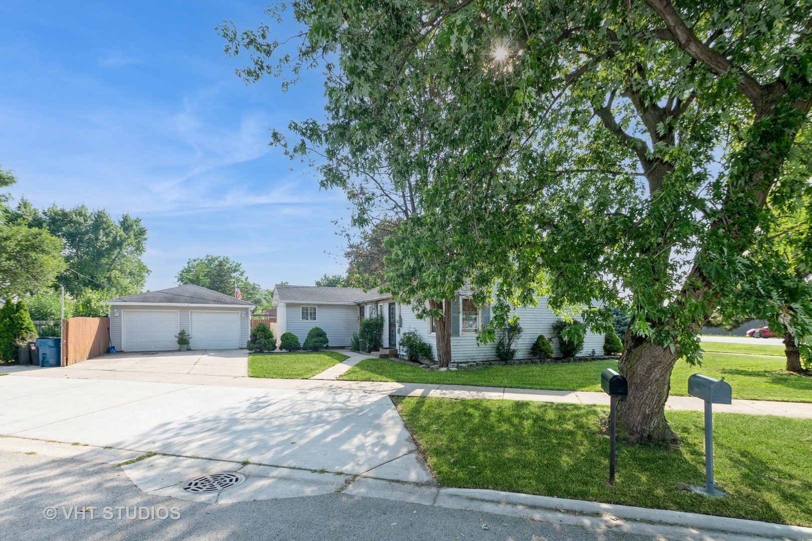 5101 State Road Burbank, IL 60459 - Photo 3 of 16 a house view with a garden space