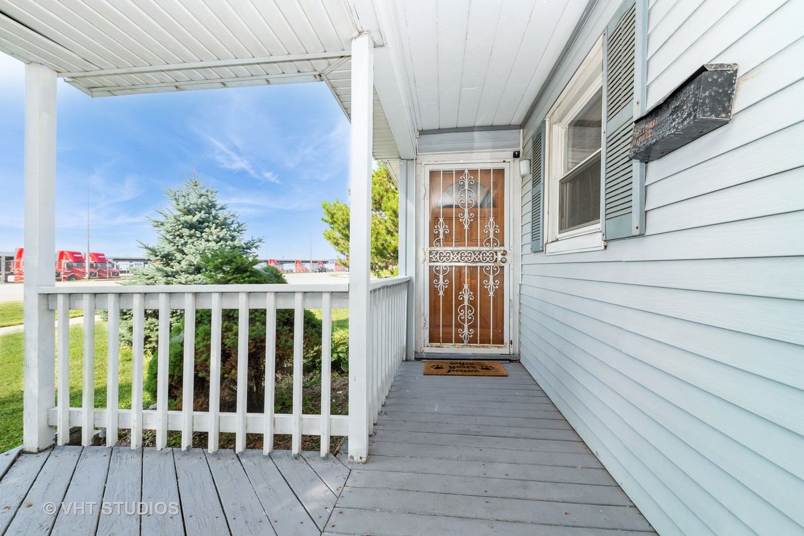 5101 State Road Burbank, IL 60459 - Photo 4 of 16 a porch with wooden floor