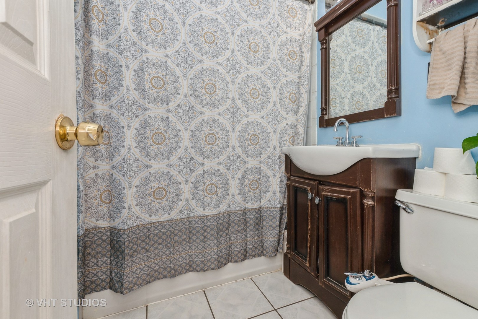 5101 State Road Burbank, IL 60459 - Photo 9 of 16 a bathroom with a sink a toilet and mirror