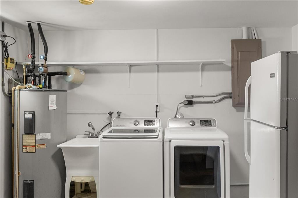 620 Jacaranda Street Dunedin, FL 34698 - Photo 20 of 30 a utility room with dryer and washer