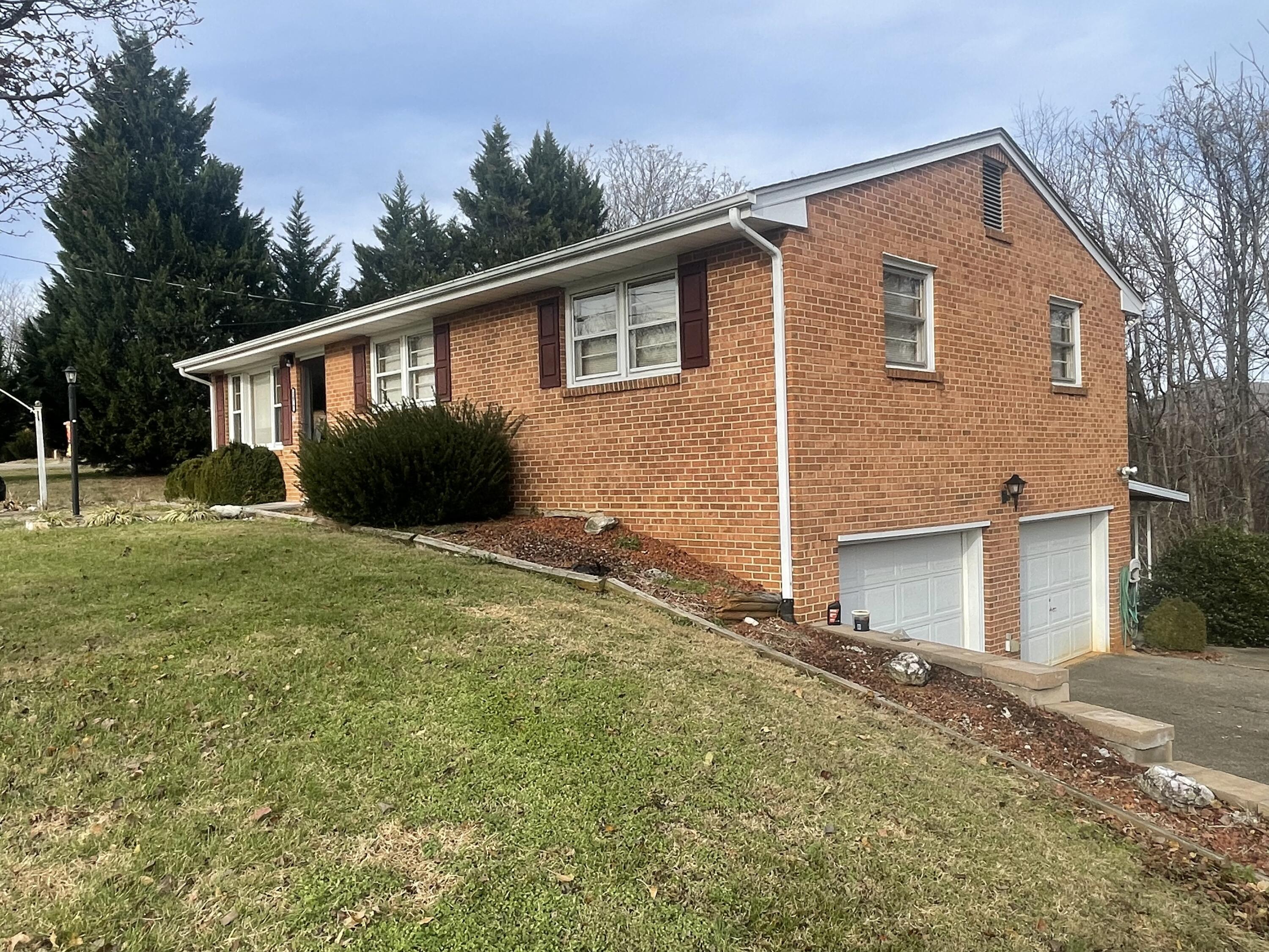 1077 Ross Road Vinton, VA 24179 - Photo 4 of 20 Two car garage
