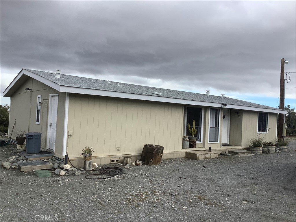 2830 Phelan Road Phelan, CA 92371 - Photo 4 of 10 a backyard of a house