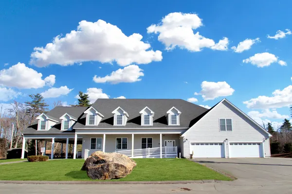 $379,900 | 10 Diamond Oaks Boulevard, Unit 2, Kingston, NH 03848