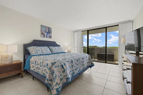$265,000 | 1830 Embassy Drive, Unit 607, West Palm Beach, FL 33401