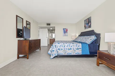 $265,000 | 1830 Embassy Drive, Unit 607, West Palm Beach, FL 33401