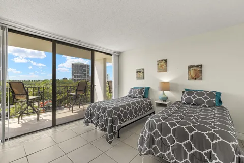 $265,000 | 1830 Embassy Drive, Unit 607, West Palm Beach, FL 33401