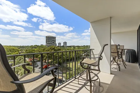 $265,000 | 1830 Embassy Drive, Unit 607, West Palm Beach, FL 33401