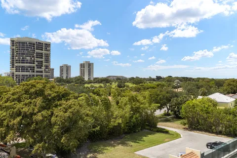 $265,000 | 1830 Embassy Drive, Unit 607, West Palm Beach, FL 33401