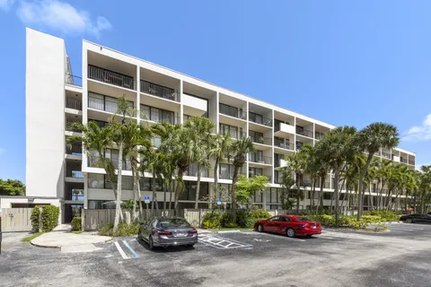 $265,000 | 1830 Embassy Drive, Unit 607, West Palm Beach, FL 33401