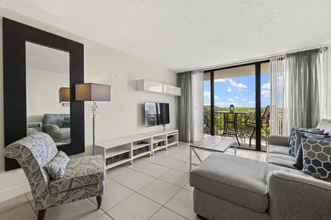 $265,000 | 1830 Embassy Drive, Unit 607, West Palm Beach, FL 33401