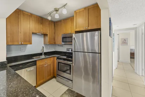 $265,000 | 1830 Embassy Drive, Unit 607, West Palm Beach, FL 33401