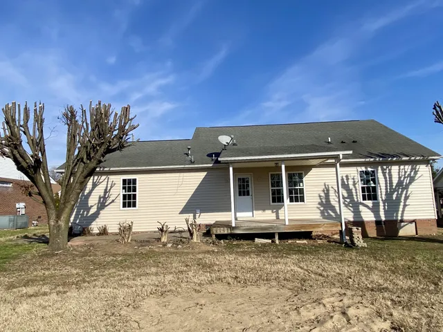 a view of a house with backyard