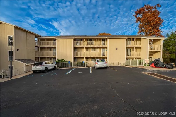 $189,500 | 875 Parkside Place, Unit 402D, Osage Beach, MO 65065