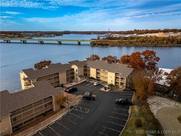 $189,500 | 875 Parkside Place, Unit 402D, Osage Beach, MO 65065