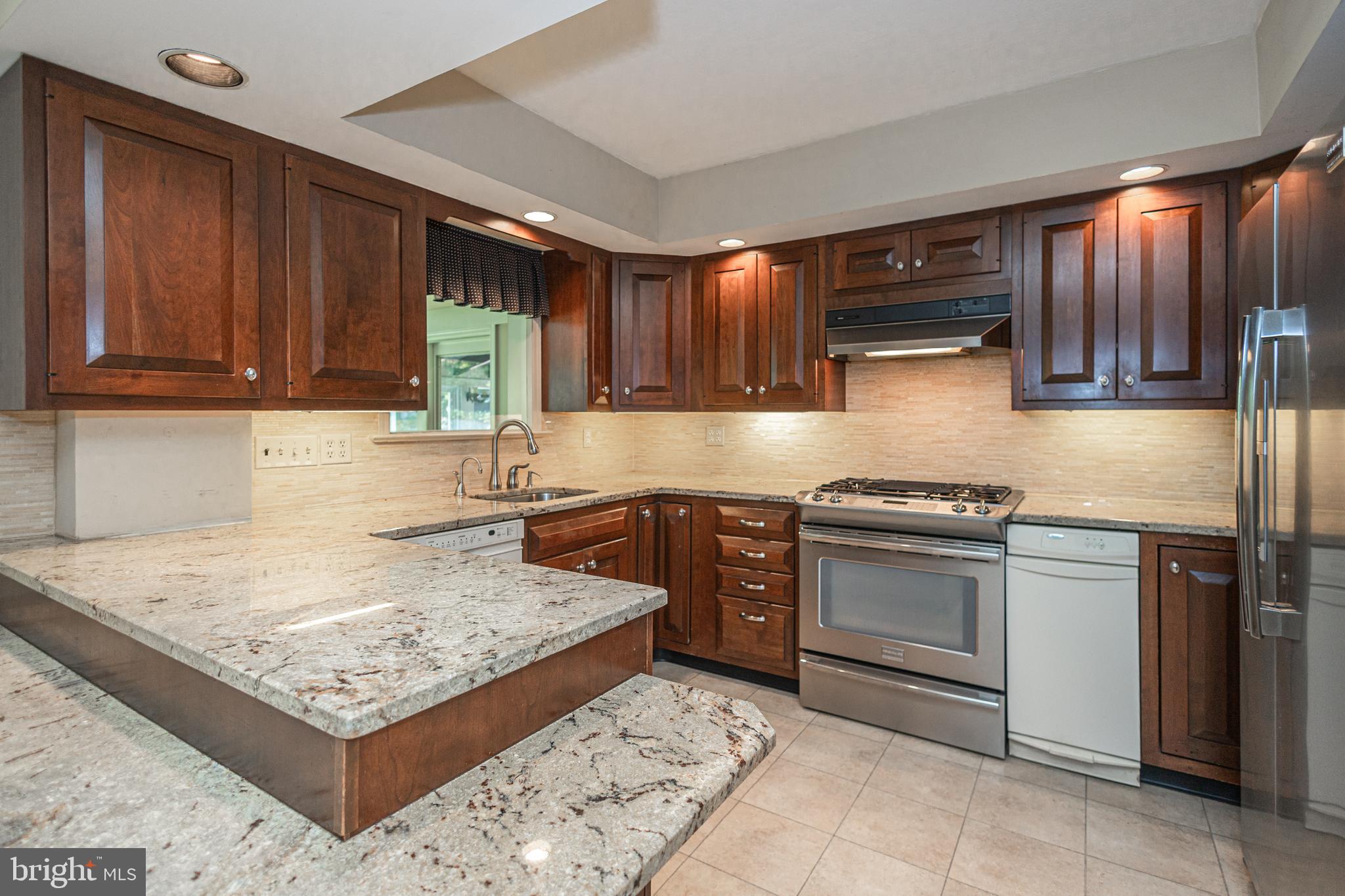7 Effingham Road Yardley, PA 19067 - Photo 15 of 47 Kitchen with Breakfast Bar
