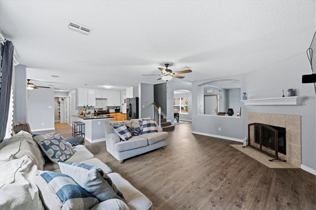 2423 Ranchview Drive Grand Prairie, TX 75052 - Photo 5 of 28 Gallery Image 5