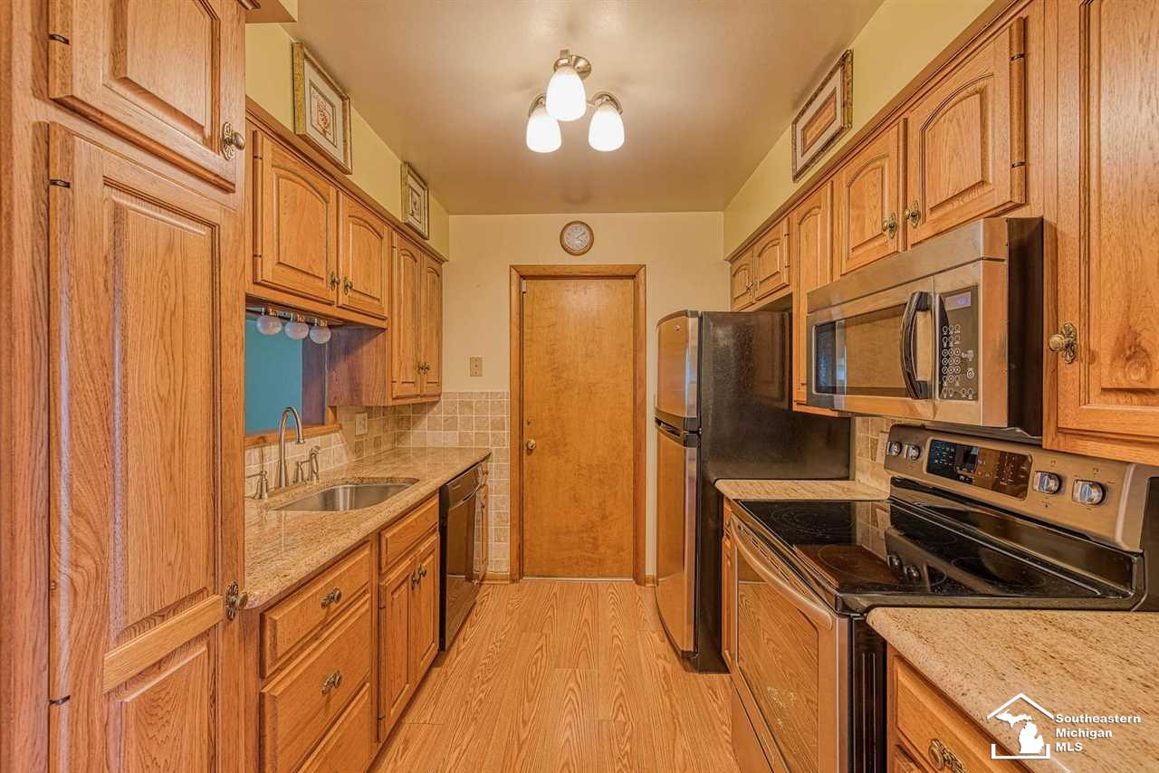 2152 West Rauch Temperance, MI 48182 - Photo 9 of 24
