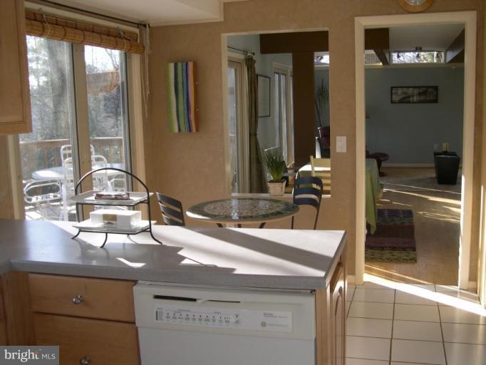 1327 Buttermilk Lane Reston, VA 20190 - Photo 6 of 30 Lovely Eat-in Kitchen