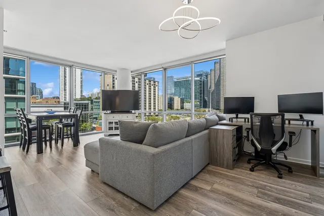 $669,000 | 125 South Green Street, Unit 503A, Chicago, IL 60607