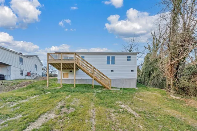 a view of a house with a yard