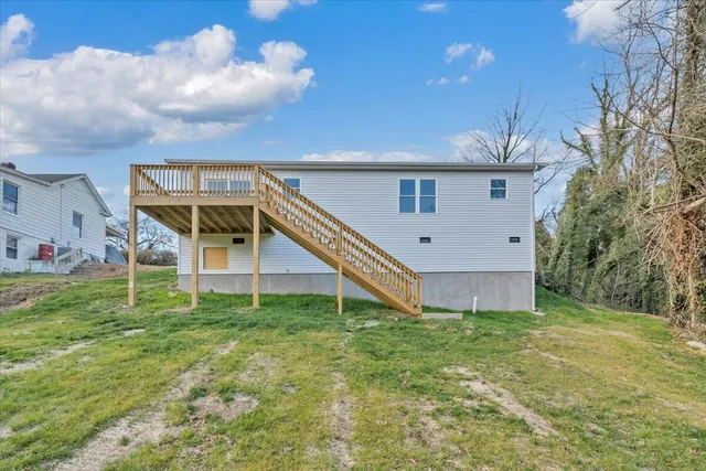 a view of a house with a backyard