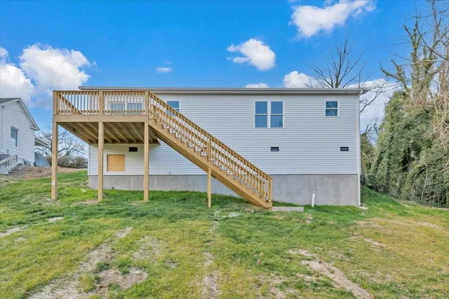 a view of a house with a backyard