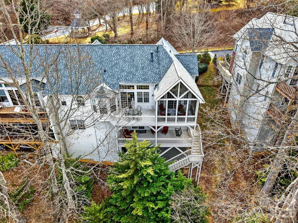 a view of entryway with outdoor area