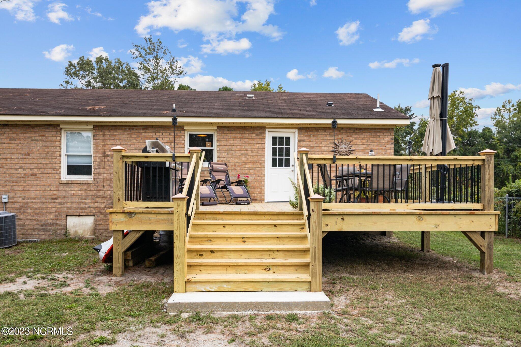 820 Wildlife Road New Bern, NC 28560 - Photo 20 of 22 Back deck