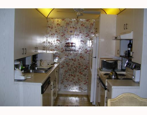 2084 Cornwall East, Unit 2084E Boca Raton, FL 33434 - Photo 1 of 5 Kitchen