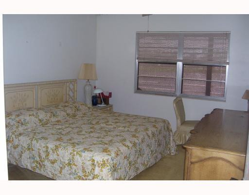2084 Cornwall East, Unit 2084E Boca Raton, FL 33434 - Photo 4 of 5 Master Bedroom