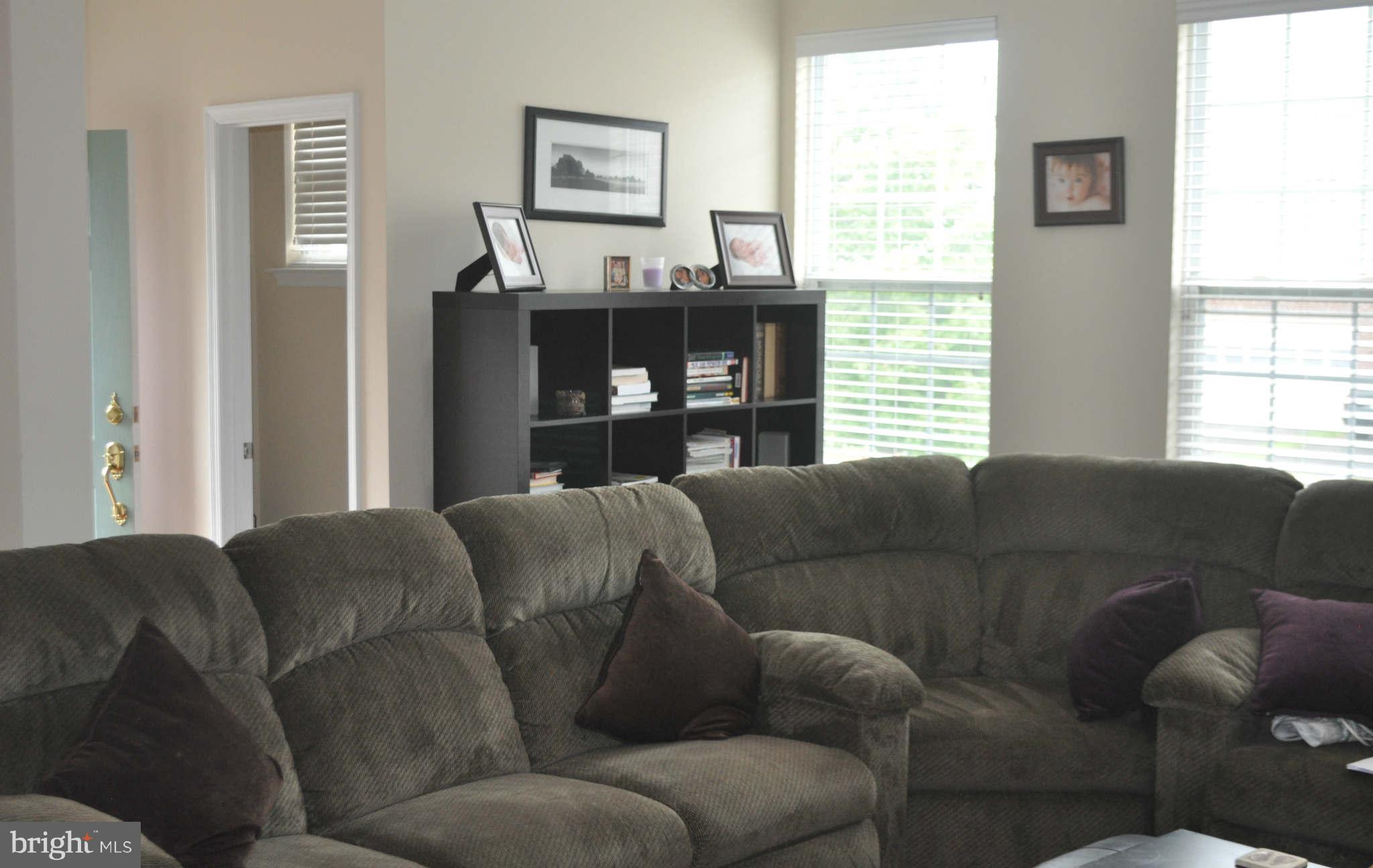650 Springhouse Square Southeast Leesburg, VA 20175 - Photo 7 of 11 Living Room