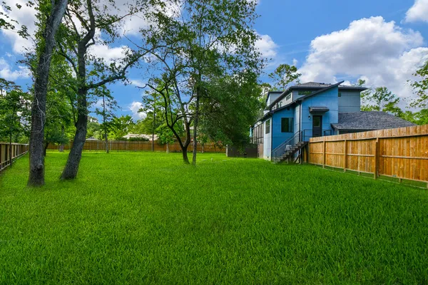 a view of yard with green field
