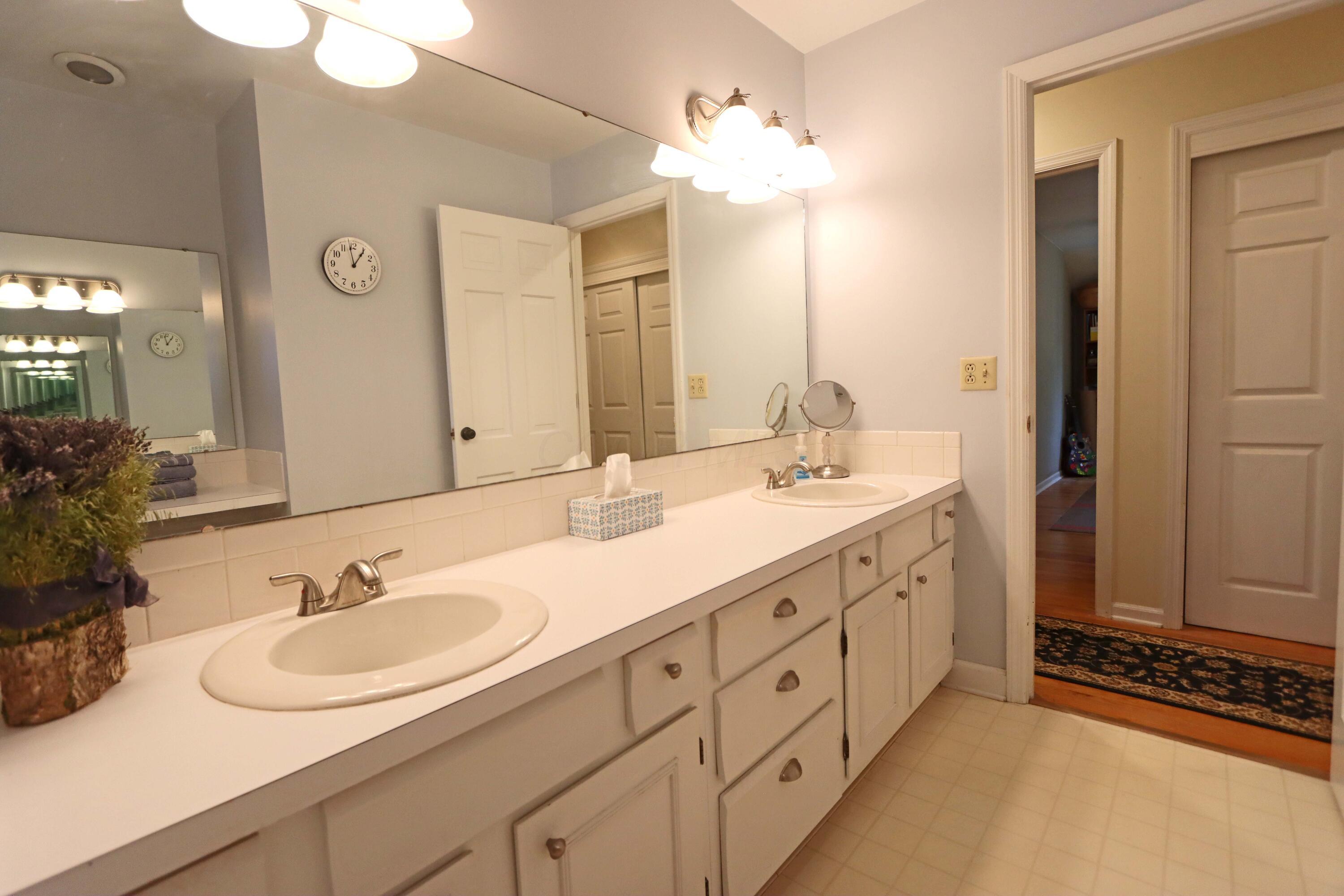 3969 Newhall Road Upper Arlington, OH 43220 - Photo 44 of 82 spacious vanities in the hall bathroom