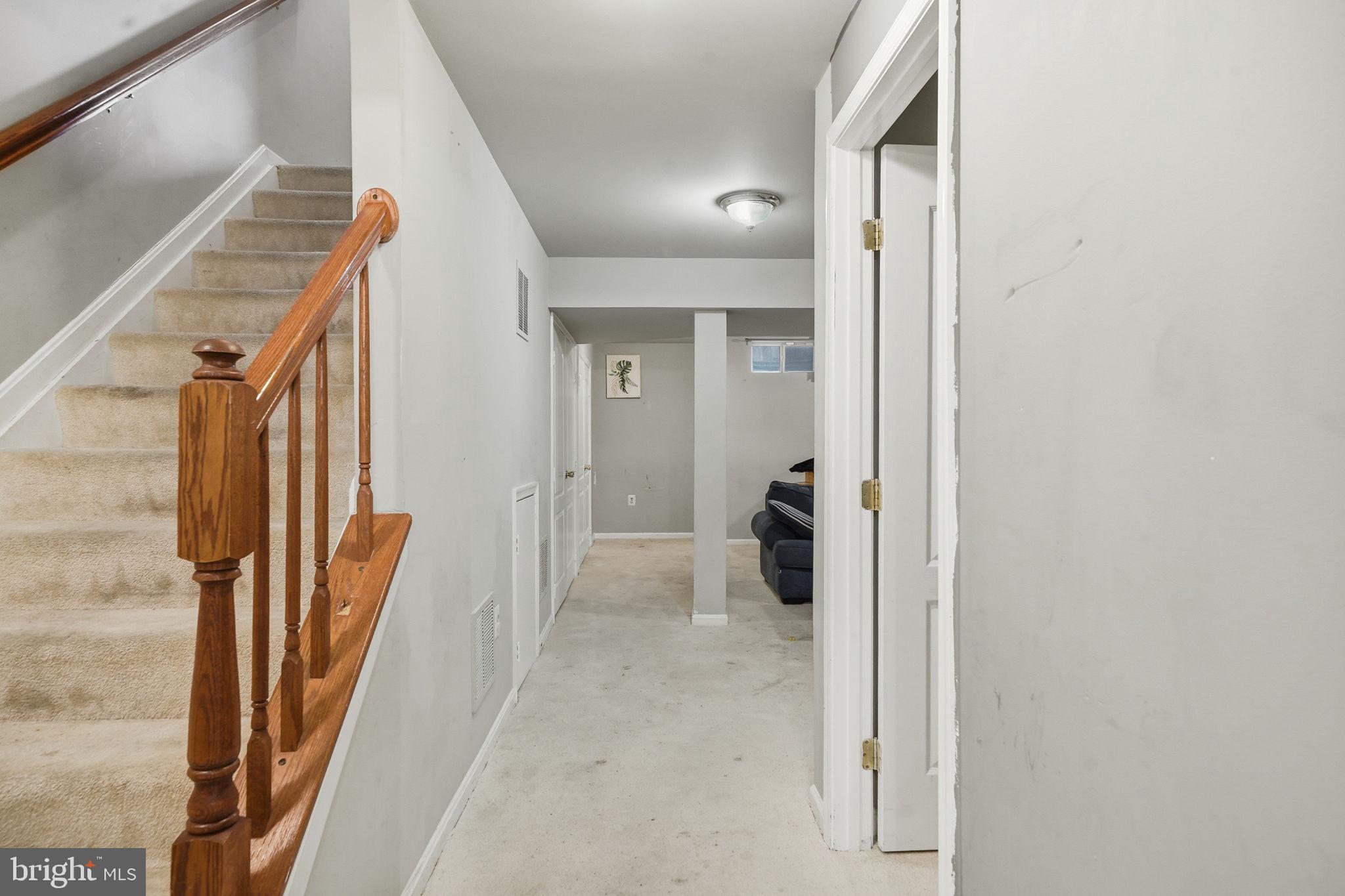 15420 Kennett Square Way Brandywine, MD 20613 - Photo 23 of 32 a view of a livingroom with a hallway
