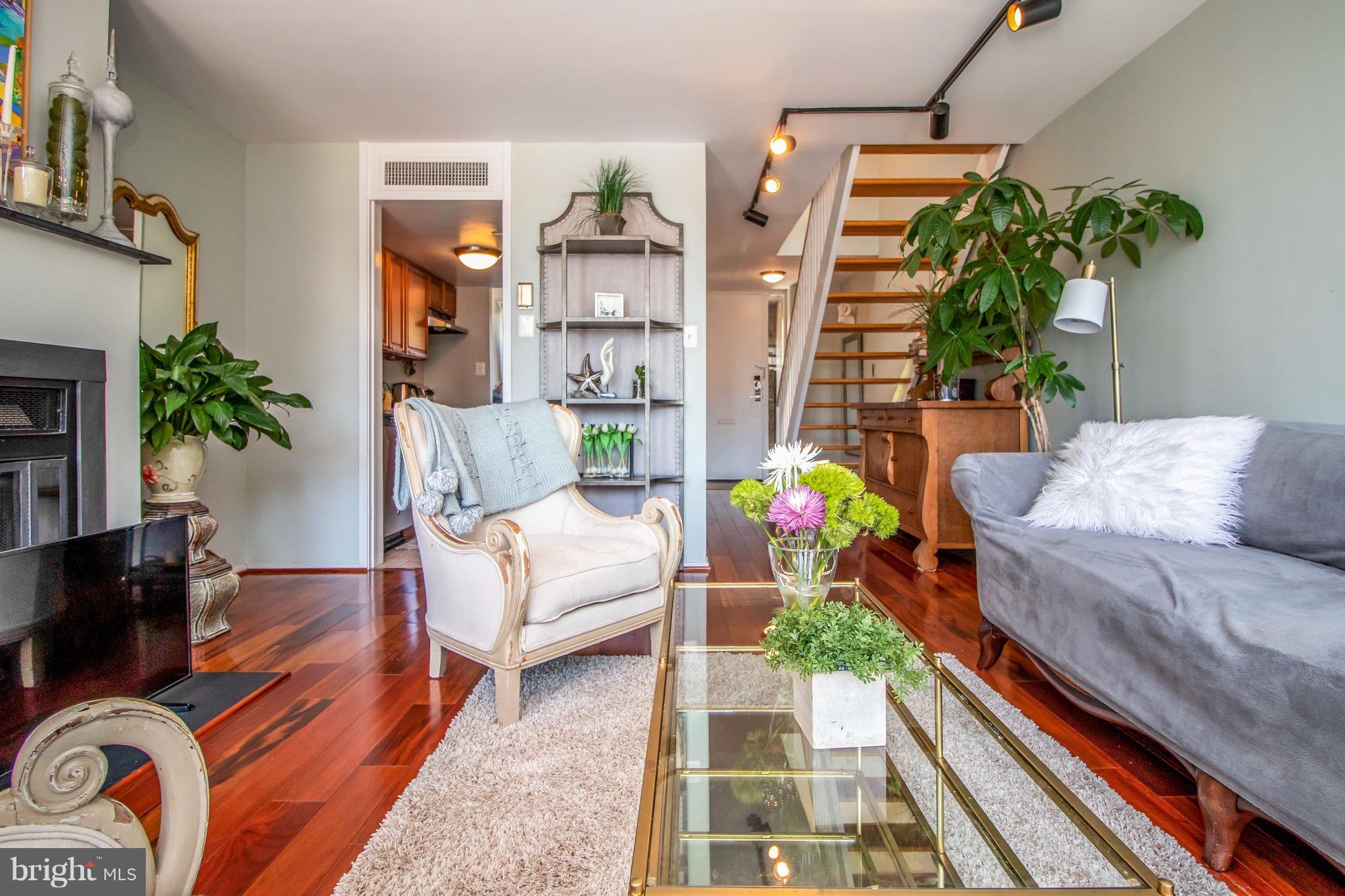 1622 Chimney House Road Reston, VA 20190 - Photo 10 of 30 Living Room